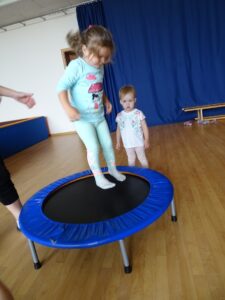 Dziewczynka skacze na trampolinie