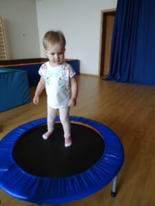 Dziewczynka stoi na trampolinie