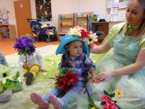 Dziewczynka pozuje w kapeluszu Pani Wiosny