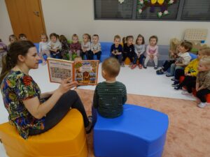 Opiekunka czyta dzieciom książkę