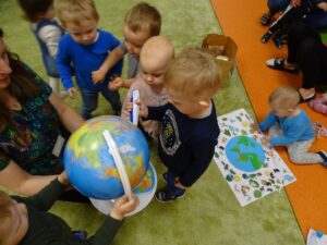 Dzieci bawią się globusem