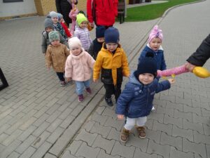 Dzieci idą na spacer