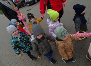Dzieci idą z opiekunkami na spacer