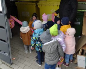 Dzieci stoją obok koszy