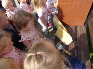 Dzieci oglądają plaster miodu