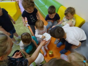 Dzieci próbują jak smakuje miód