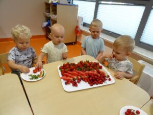 Dzieci przyglądają się owocom na tacy