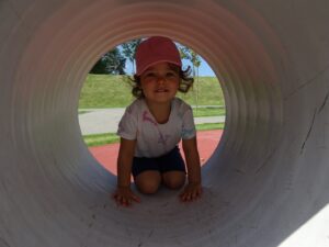 Dziewczynka kuca w tunelu