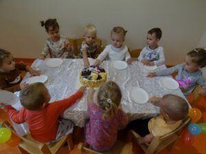 Dzieci wskazują paluszki an tort
