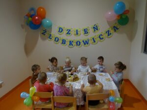Dzieci smakują pysznego tortu