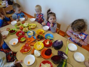 Dzieci jedzą owoce i warzywka