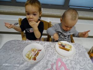 Dzieci jedzą torta