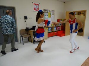 Tancerze pokazują dzieciom kubańskie tańce
