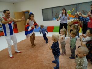 Dzieci wesoło bawia się z tancerzami