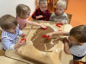 Dzieci używają foremek do wykrawania ciasta