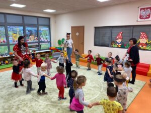 Dzieci tańczą w kole z Myszka Miki