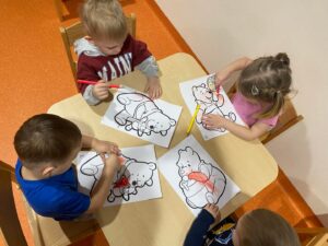 Dzieci malują Kubusia Puchatka