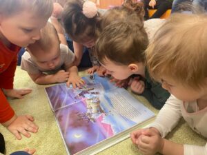 Dzieci oglądają obrazki w książce