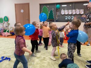 Dzieci tańczą i bawią się