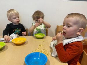 Dzieci jedzą spaghetti