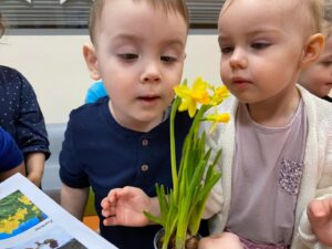 Dzieci wąchają kwiaty