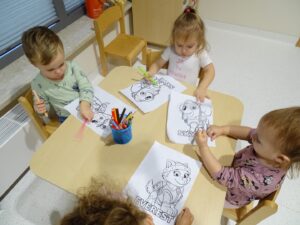 Dzieci malują rysunki