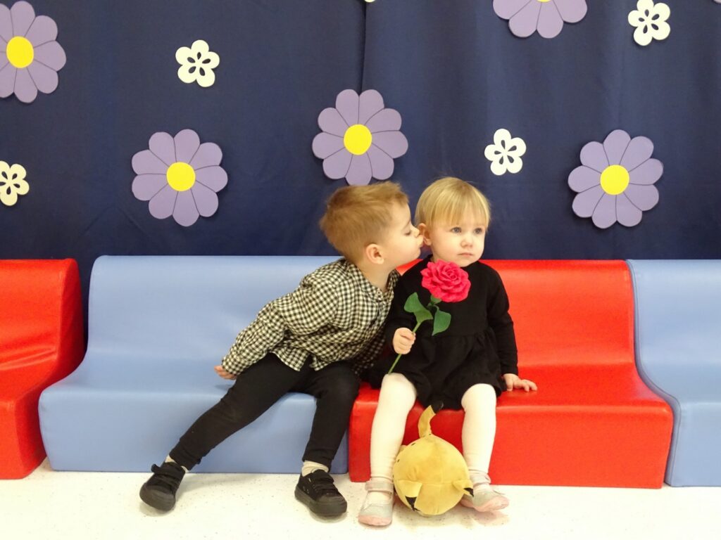 Chłopczyk składa dziewczynce życzenia