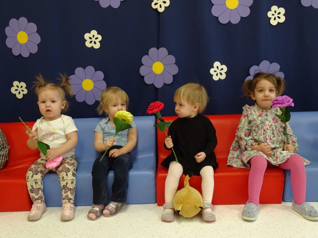 Dziewczynki pozują z kwiatami