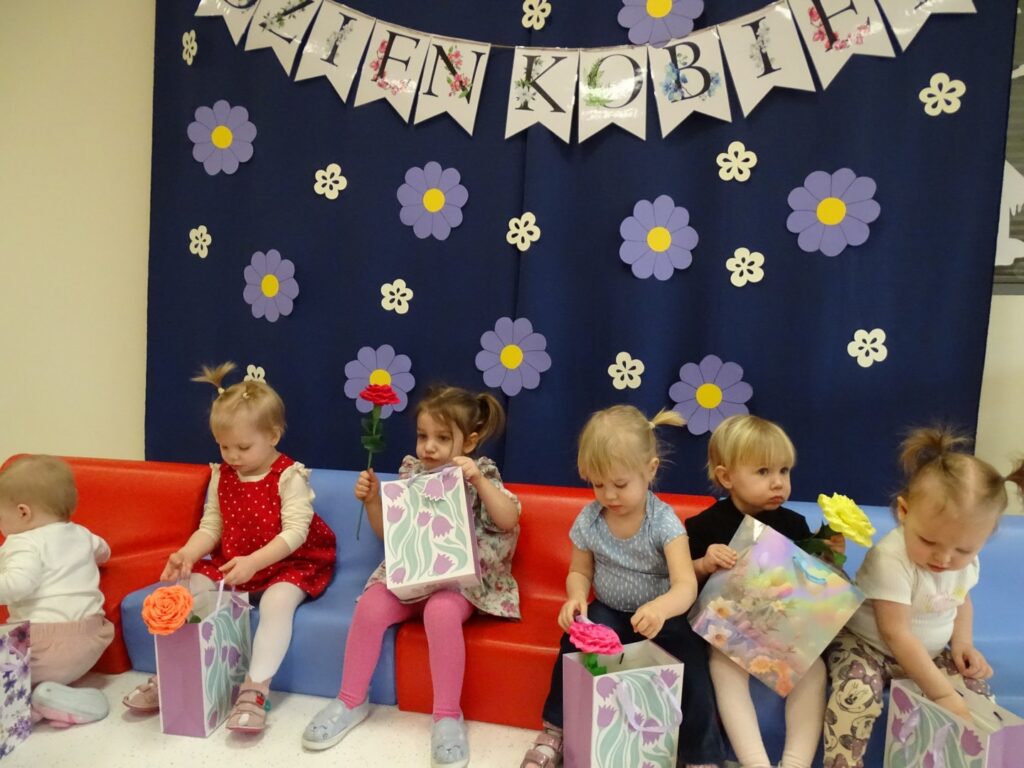 Dziewczynki oglądają upominki od Rady Rodziców