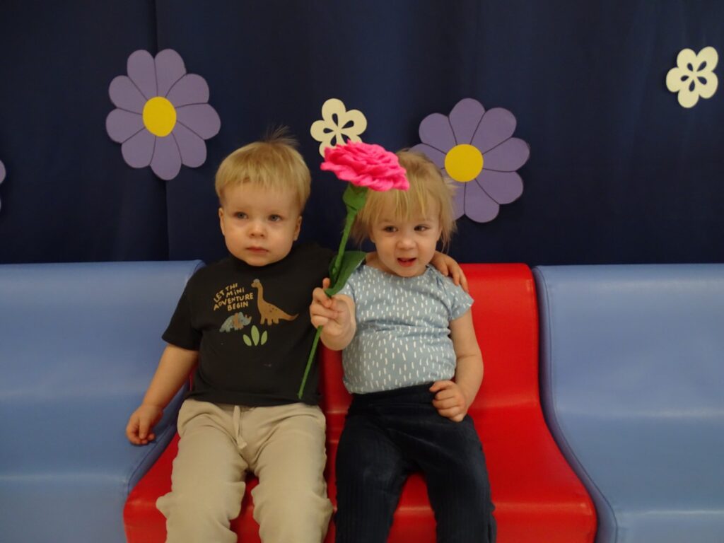 Chłopczyk przytula dziewczynkę