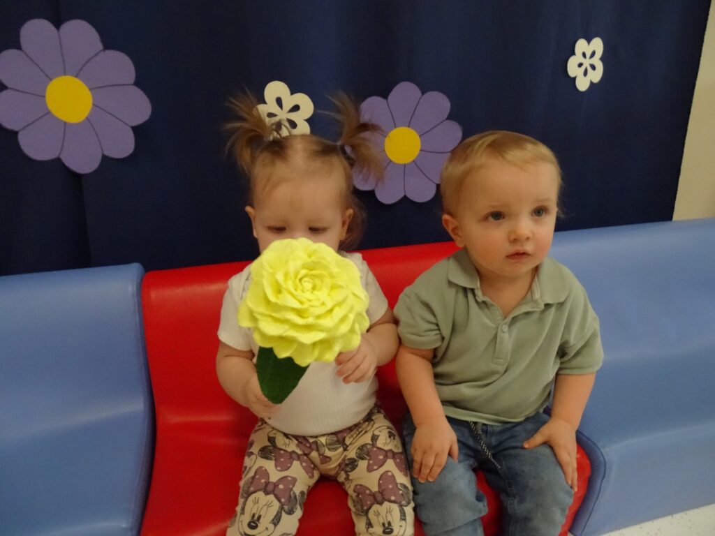 Dziewczynka trzyma kwiat