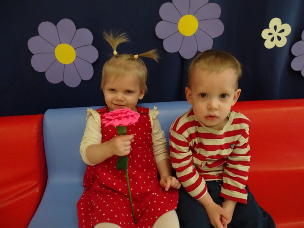 Dziewczynka dostała kwiat od kolegi