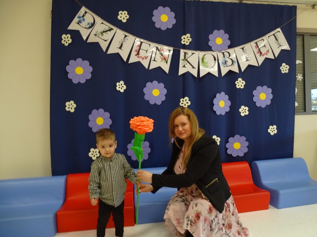 Chłopiec wręcza kwiat Pani dyrektor