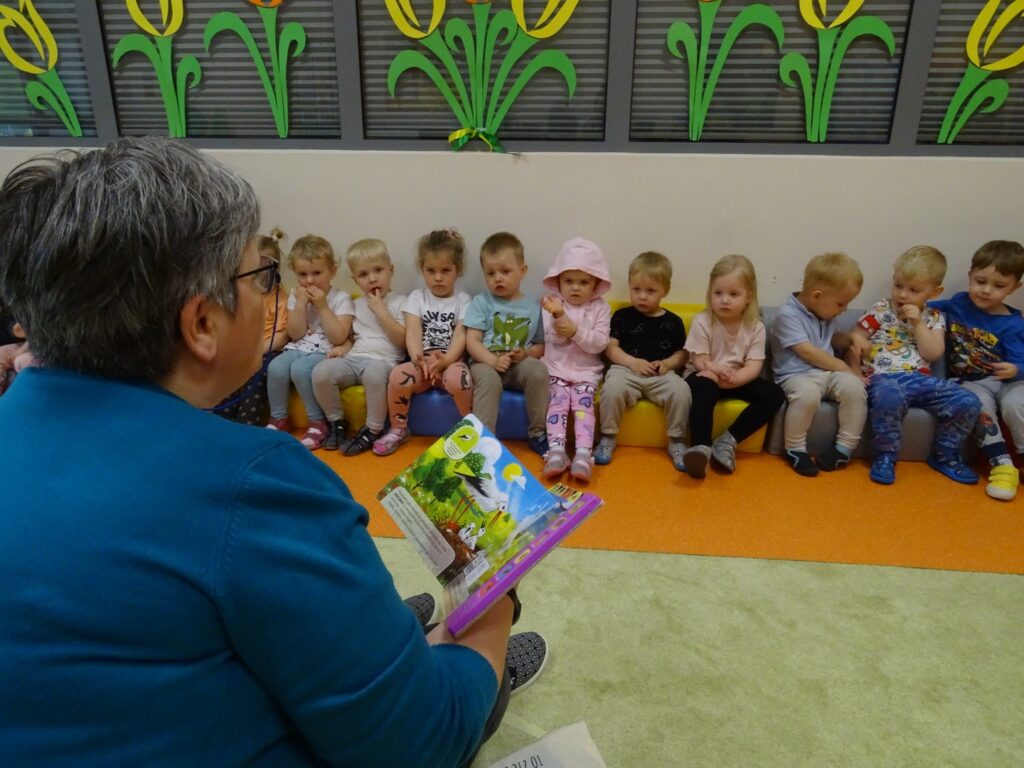 Pani z biblioteki czyta książkę