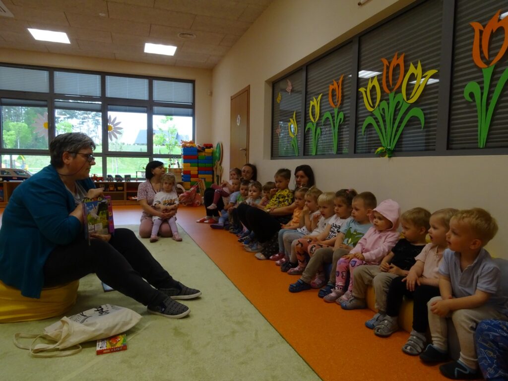 Wszyscy siedzą na pufach