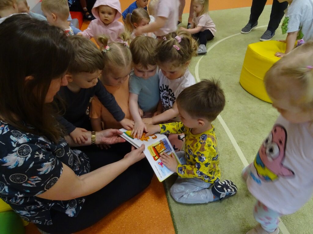 Opiekun trzyma książkę