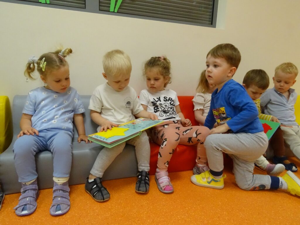 Dzieci z książką