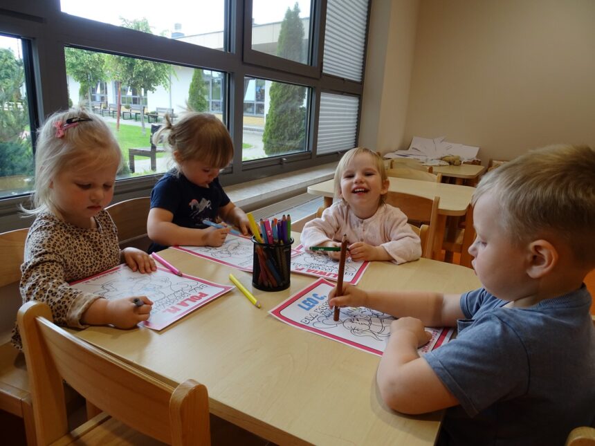 Dzieci kolorują laurki dla mamy