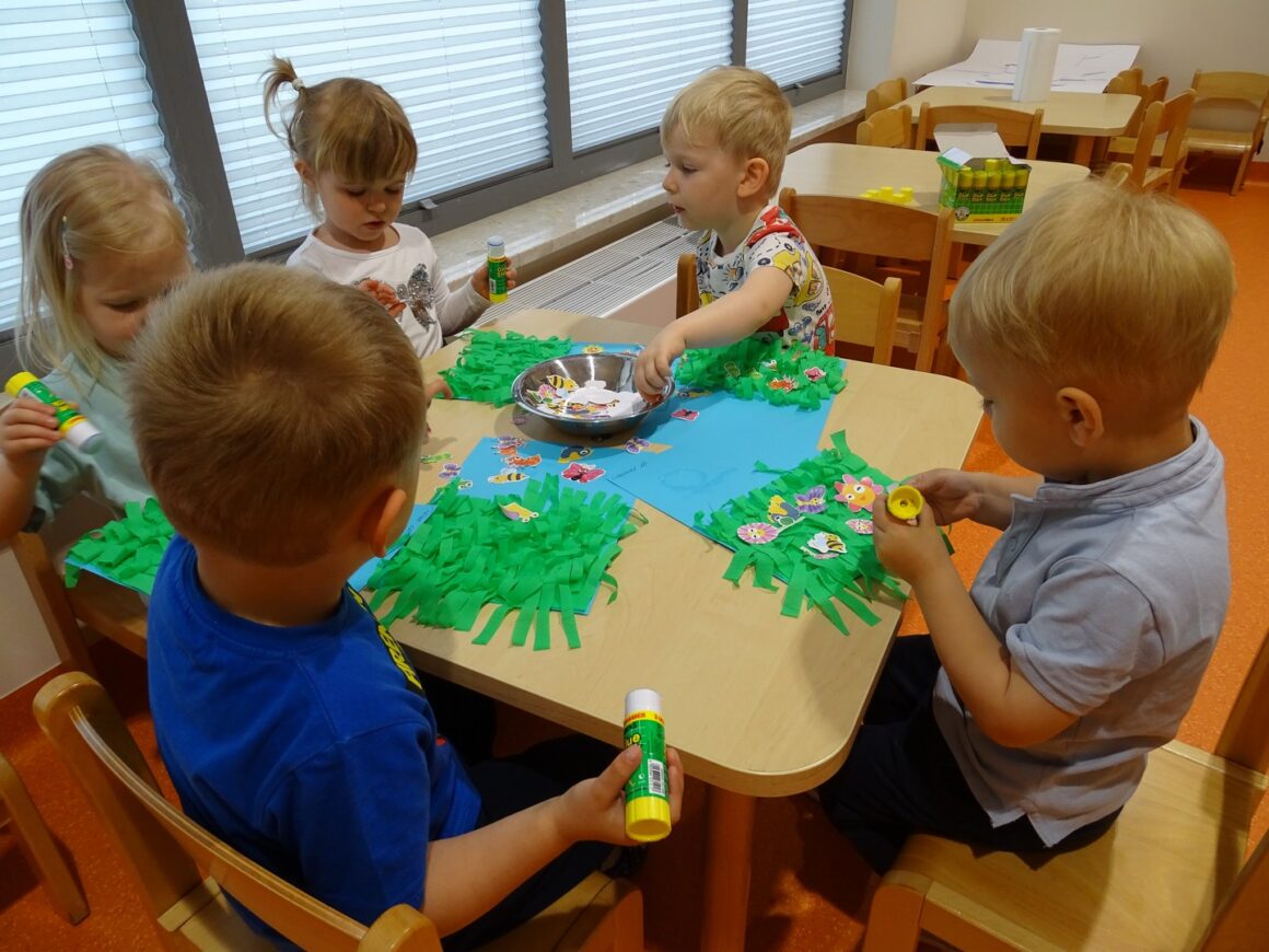 Dzieci pracują przy stolikach