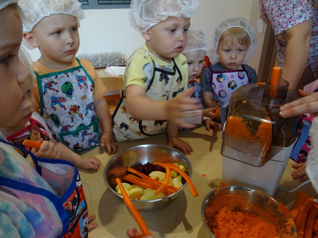 Chłopczyk wkłada marchewkę