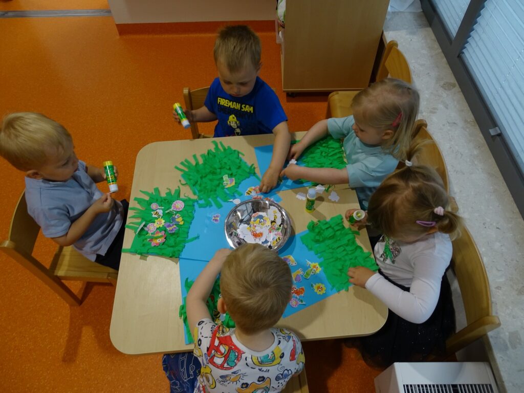 Dzieci wykonują swoje prace plastyczne