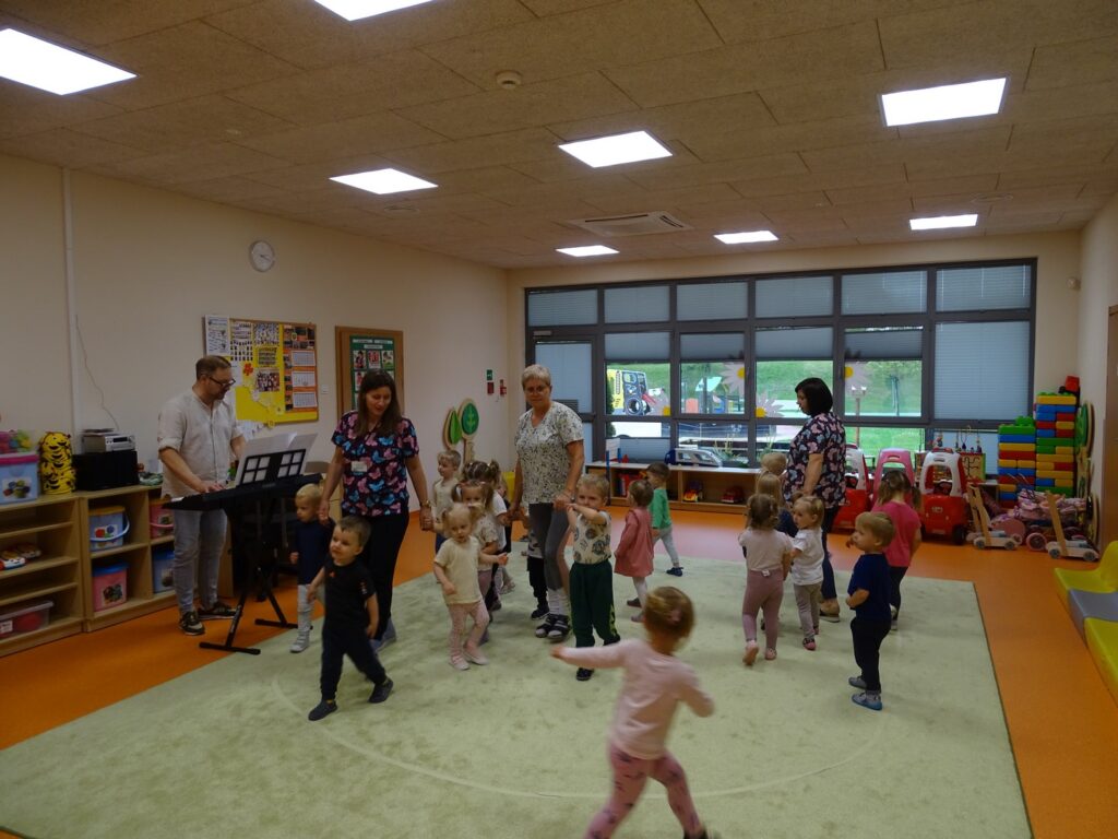 Wszyscy tańczą na dywanie