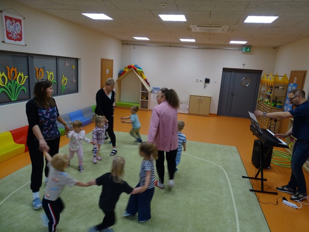 Wszyscy tańczą w kole