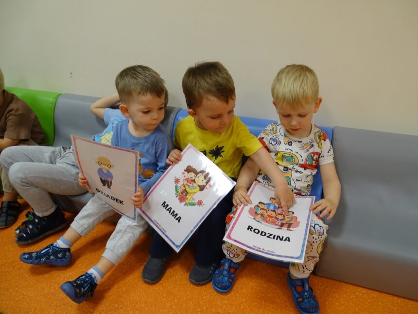 Chłopcy oglądają karty pracy