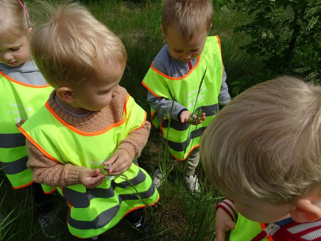 Chłopcy trzymają ślimaki
