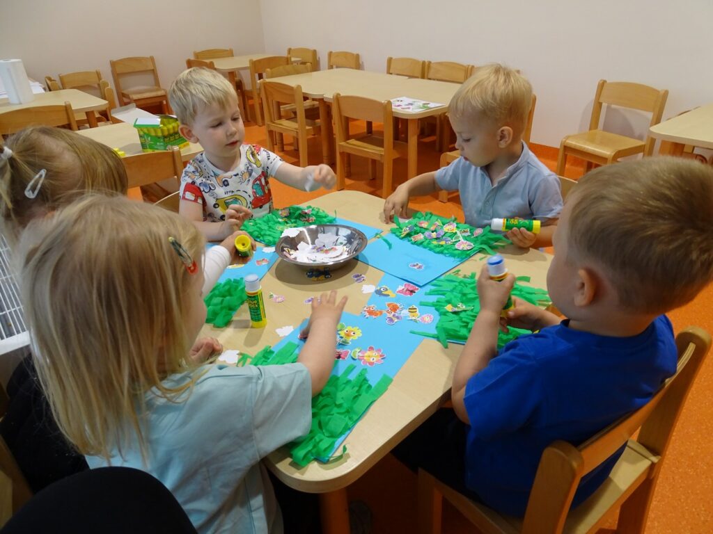 Dzieci pracują z klejem