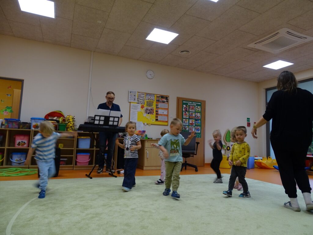 Dzieci tańczą na dywanie