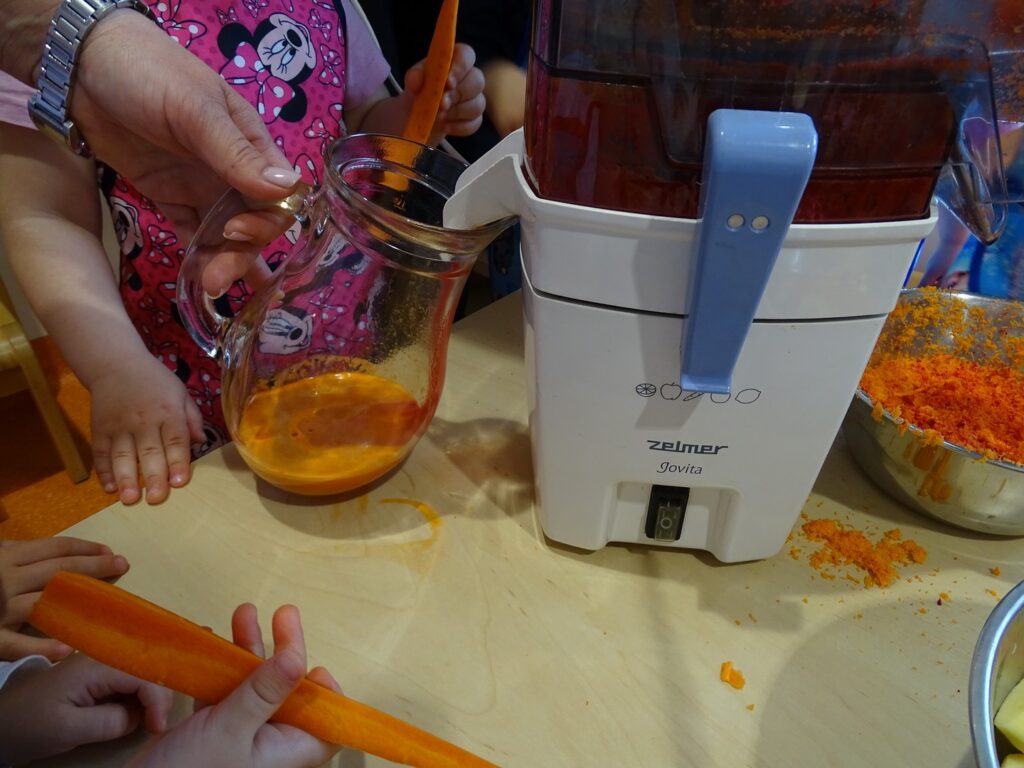 Sok leje się do dzbanka