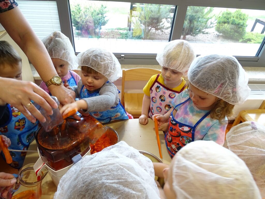 Dziewczynka wkłada marchewkę