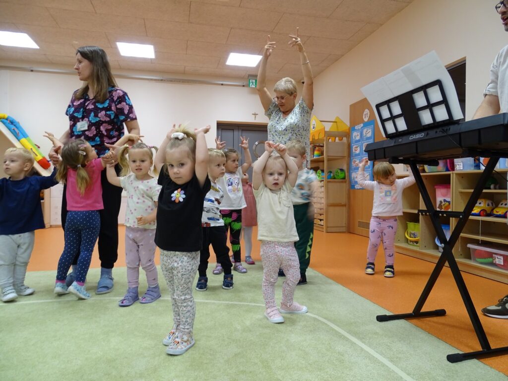 Dziewczynki unoszą rączki do góry